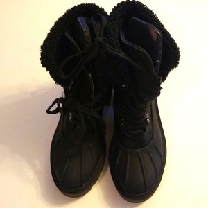 Steve Madden women's boots Northern winter faux fur trim lug soles Black, size 8